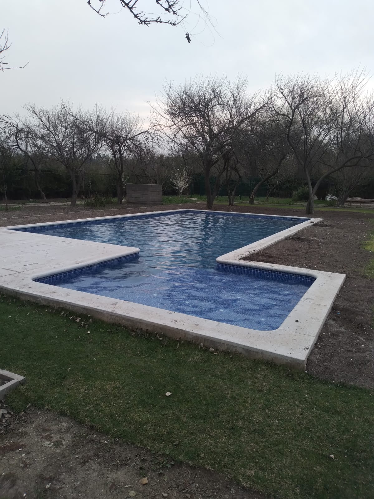 Piscina de diseño en L terminada