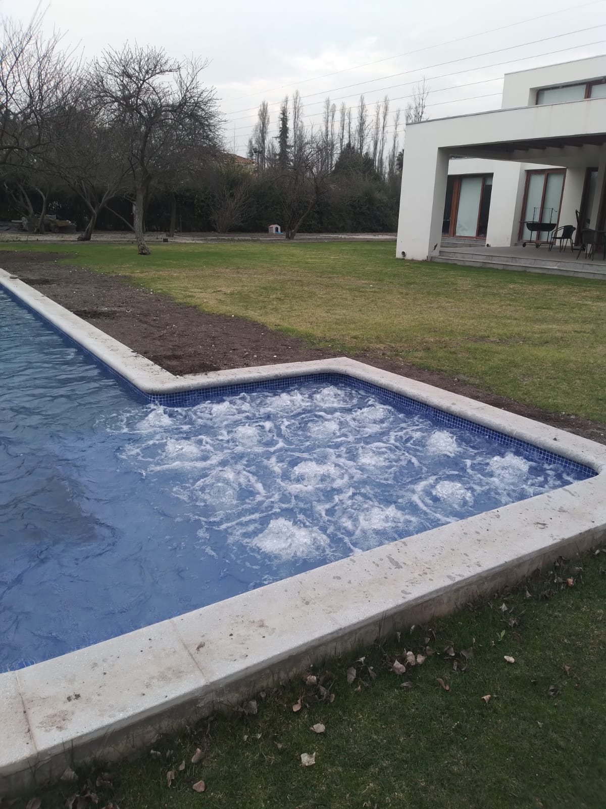 Jacuzzi integrado con burbujas de hidromasaje activas