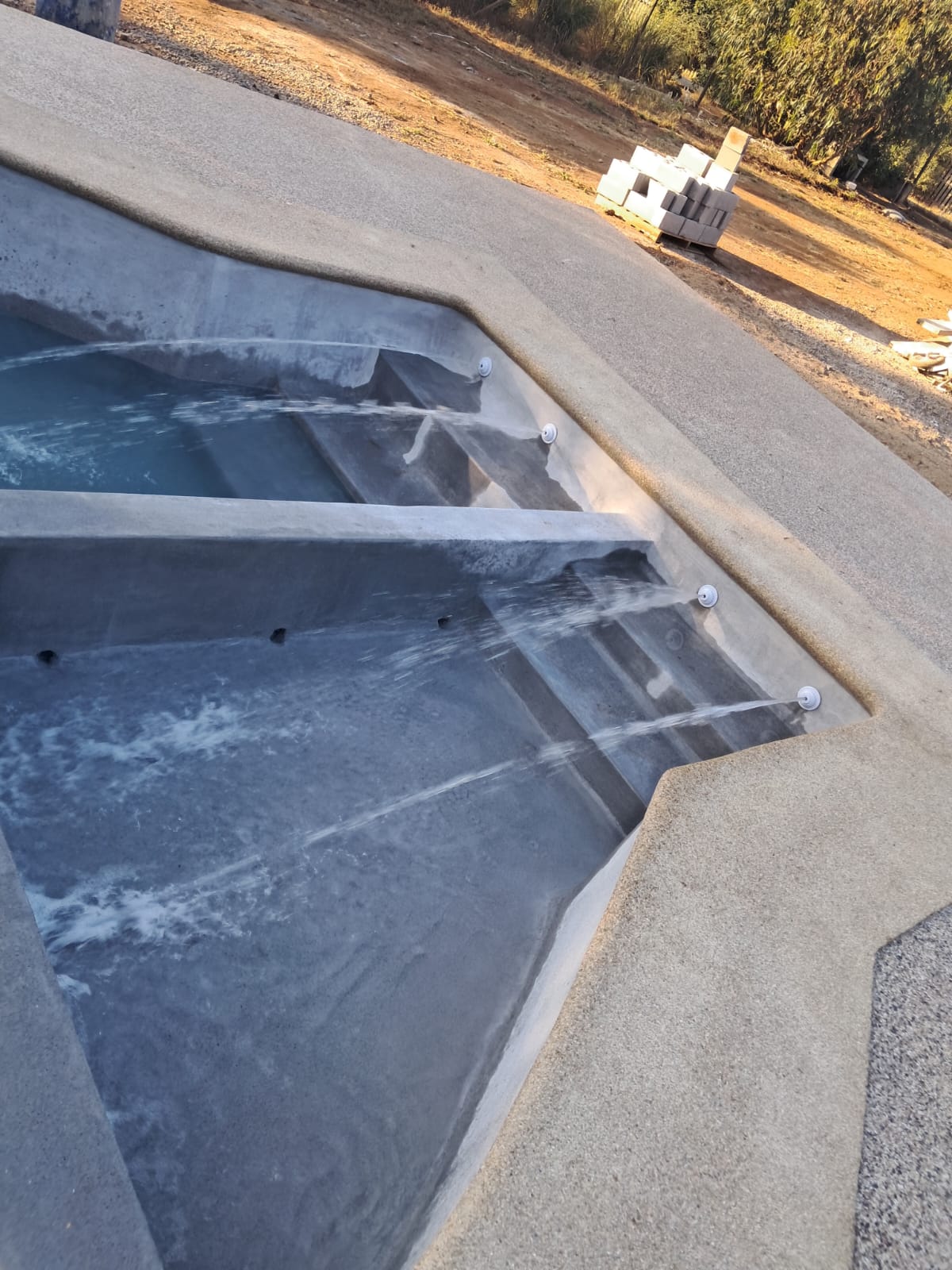 Detalle del sistema de chorros de agua y bordes antideslizantes