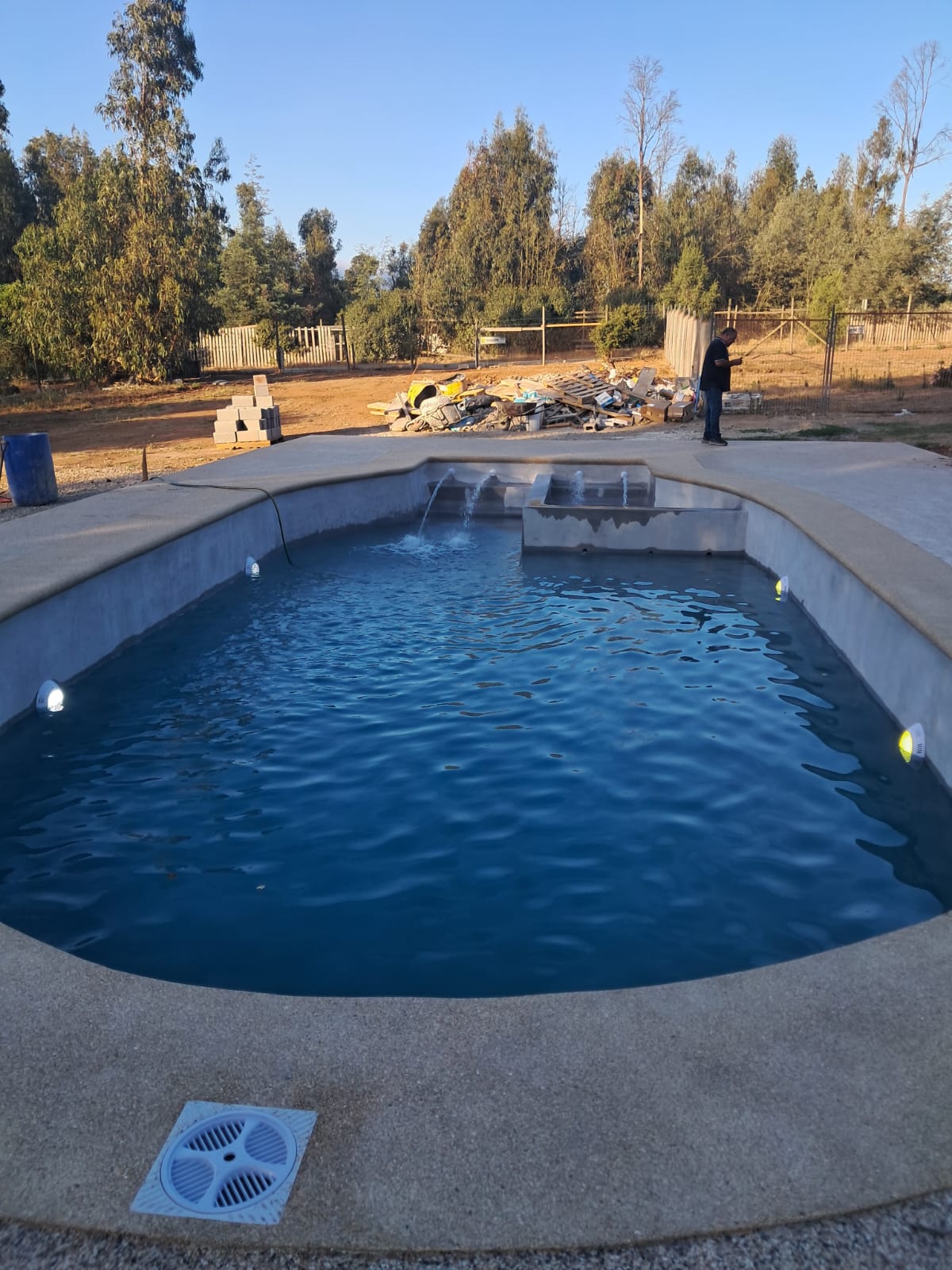 Vista aérea de piscina e instalación de focos LED