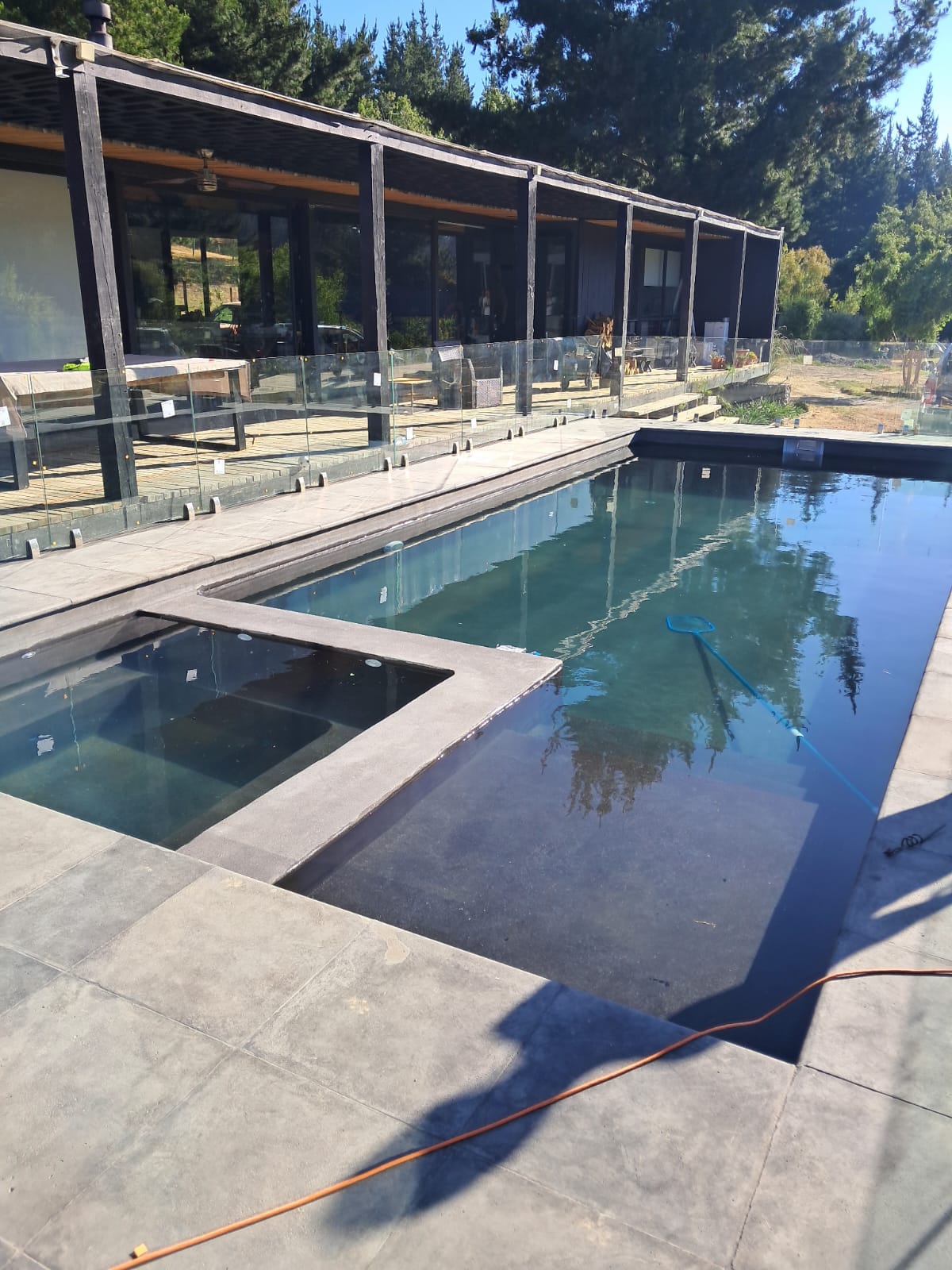 Piscina premium conectada con terraza de lujo