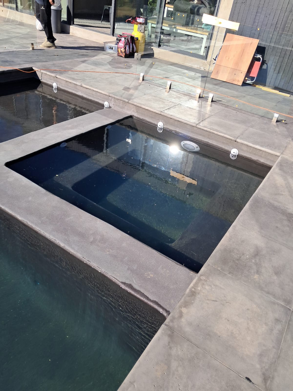 Detalle de jacuzzi en deck de porcelanato